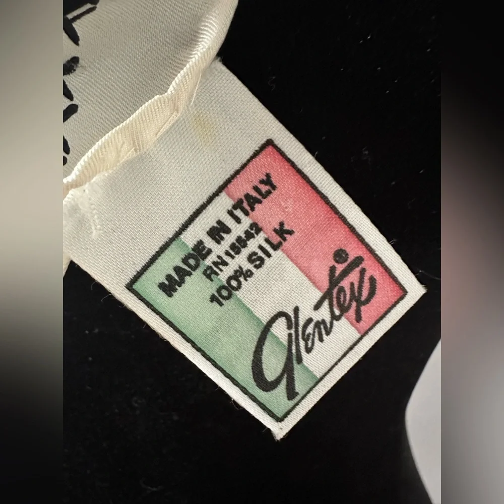 Gloria Vanderbilt‎ scarf 100% silk